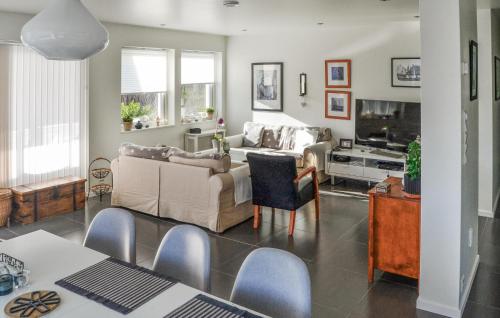 BrekkestøにあるAmazing Home In Brekkestø With Wifiのソファとテーブルのあるリビングルーム