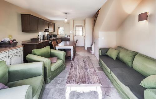 un salon avec des canapés verts et une table dans l'établissement Awesome Home, à Saint-Laurent-de-la-Cabrerisse