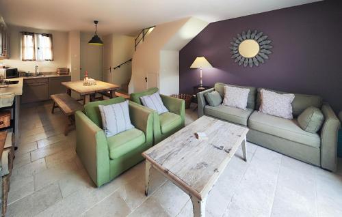 un salon avec deux canapés et une table dans l'établissement Nice Home In Saint-Laurent-De-La-Ca, à Saint-Laurent-de-la-Cabrerisse