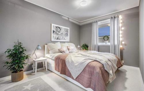 Säng eller sängar i ett rum på Cozy Home In Heggedal With House A Panoramic View