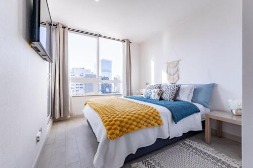 1 dormitorio con cama y ventana grande en Tu segundo hogar, en el corazón de Santiago, en Santiago