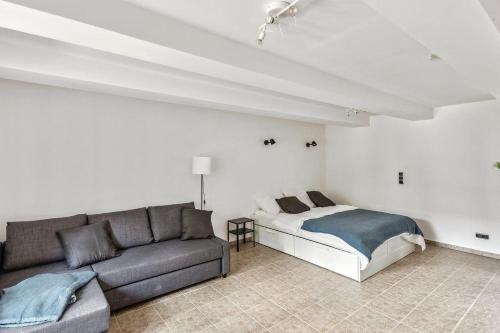 a living room with a bed and a couch at „Landidylle Niederlausitz“ – Gemütliches Feriendomizil zwischen Natur und Kultur in Heideblick