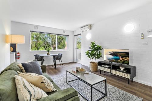 Φωτογραφία από το άλμπουμ του Modern 1-Bed Apartment with Cosy Balcony στη Μελβούρνη