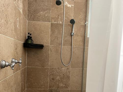y baño con ducha con cabezal de ducha. en La Casa del Agua Puebla en Acatepec