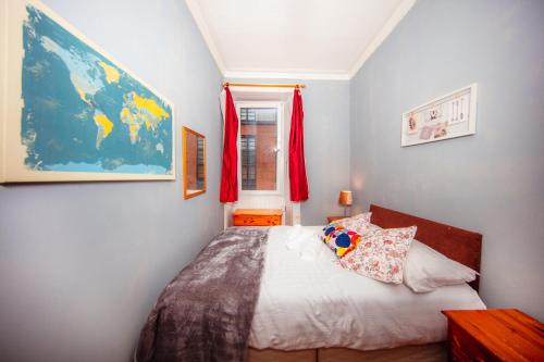a bedroom with a bed and a map on the wall at Cozy 2 Bedroom Apartment by Leith Water/ Ocean in Edinburgh