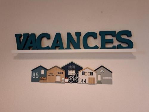 Photo de la galerie de l'établissement Maison de Vacances 3 Chambres Proche Plage avec Terrasse et Jardin à Saint Jean de Monts - FR-1-323-252, à Saint-Jean-de-Monts