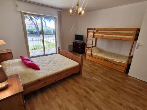 1 Schlafzimmer mit 2 Etagenbetten und einem Fenster in der Unterkunft Appartement Sainte-Maxime, 2 pièces, 4 personnes - FR-1-780-18 in Sainte-Maxime