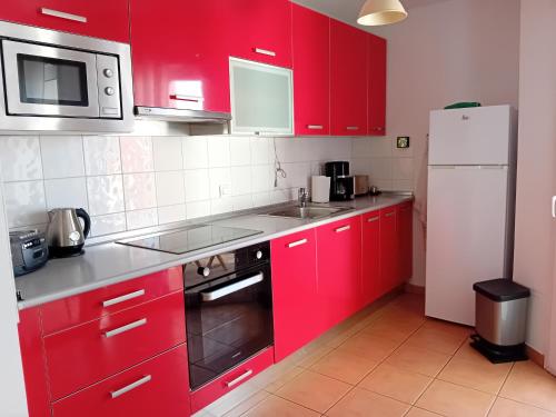 Photo de la galerie de l'établissement Charmant T2 avec terrasse et parking sur les hauteurs d'Hendaye - FR-1-239-1031, à Hendaye