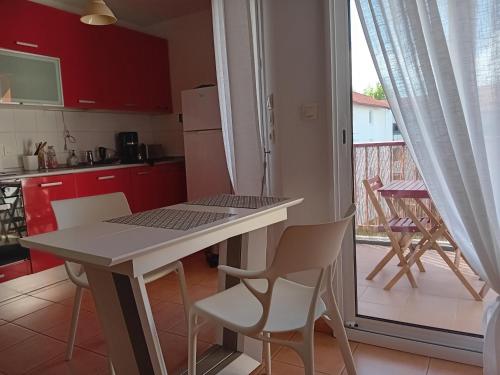 Photo de la galerie de l'établissement Charmant T2 avec terrasse et parking sur les hauteurs d'Hendaye - FR-1-239-1031, à Hendaye