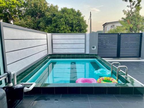 una piscina con piscina en Feeqa Homestay & Pool Port Dickson, en Port Dickson