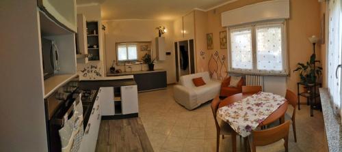 cocina y sala de estar con sofá y mesa en Lake View, en Dormelletto
