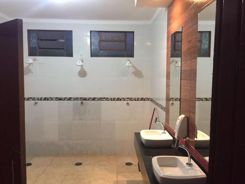 łazienka z 2 umywalkami i 2 lustrami w obiekcie Espaço lerri (chácara completa e muito ampla) w mieście Ribeirão Preto