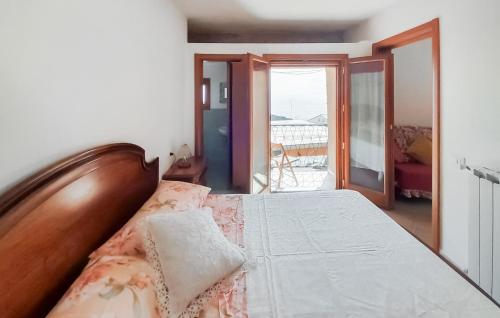 1 dormitorio con cama y vistas a un balcón en 1 Bedroom Cozy Apartment In Reggimonti, en Reggimonti