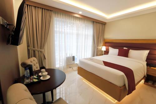 Ένα ή περισσότερα κρεβάτια σε δωμάτιο στο Monaco Hotel