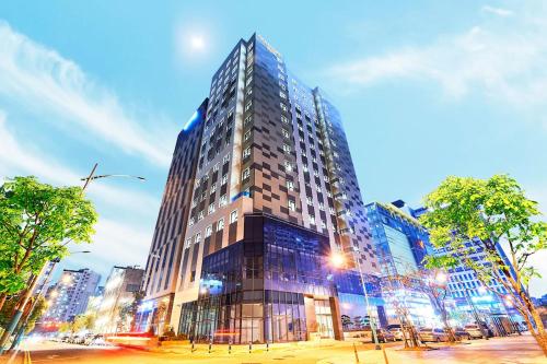 un edificio alto en una calle de la ciudad con en Gold Coast Hotel Incheon en Incheon