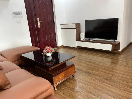 a living room with a couch and a television at Mami House - Tecco Elite City Thai Nguyen Serviced Apartments in Thái Nguyên