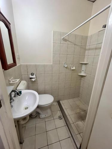 W łazience znajduje się umywalka, toaleta i prysznic. w obiekcie Studio B - Wright Lodge w mieście Adelaide