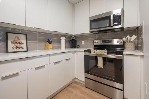 a kitchen with a stove and a microwave at Regal Living in Charlotte