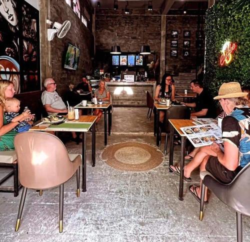 een groep mensen die aan tafel zitten in een restaurant bij Unotel Karon Beach in Karon Beach