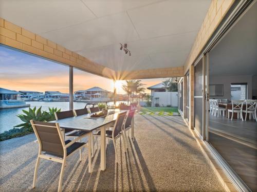 Balkoni atau teres di Mariners Cove Luxury Canal Home