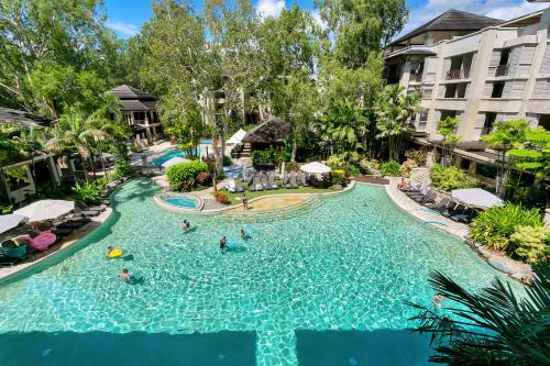 Πισίνα στο ή κοντά στο Private Apartments in the Temple Beachfront Resort Palm Cove