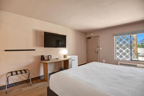 Postel nebo postele na pokoji v ubytování The Dunes Hotel (Palm Springs)