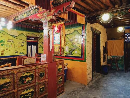 Habitación con tocador y mapa en la pared en Shambhala Palace Hotel en Lhasa