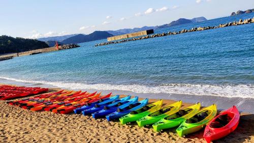Gallery image of 夕日百選「すはら海岸」を望む限定一組の絶景宿。心地よいカフェ&カヤック体験で特別な一日を in Yuasa