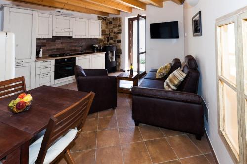uma sala de estar com um sofá e uma mesa em Primavera - a86157 em Gargnano