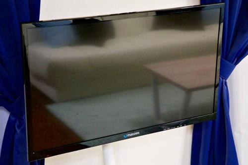 Una televisión o centro de entretenimiento en レーヴK 201