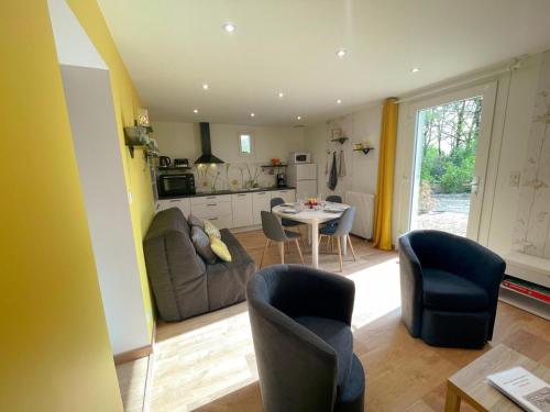 une cuisine et un salon avec une table et des chaises dans l'établissement Charmant gîte tout équipé avec jardin et activités pour enfants près d'Amboise. - FR-1-381-573, à Pocé-sur-Cisse