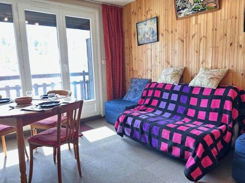un salon avec un canapé et une table dans l'établissement Appartement 4 couchages, skis aux pieds, proche commerces à Risoul - FR-1-330-580, à Risoul