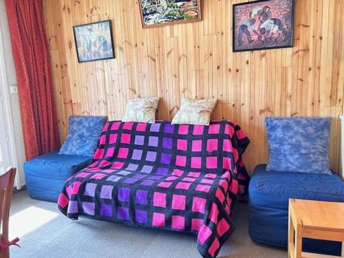 un salon avec un canapé et deux chaises dans l'établissement Appartement 4 couchages, skis aux pieds, proche commerces à Risoul - FR-1-330-580, à Risoul