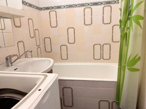 La salle de bains est pourvue d'un lavabo, d'une baignoire et d'un lave-linge. dans l'établissement Appartement Risoul, 2 pièces, 4 personnes - FR-1-330-580, à Risoul