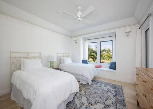 Voodi või voodid majutusasutuse Oceanfront Bliss: Newly Built Luxury Home with Sunset Views toas