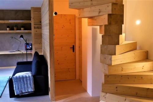 un escalier menant à une chambre avec des escaliers en bois. dans l'établissement Aiguilles furnished flat, aux Houches