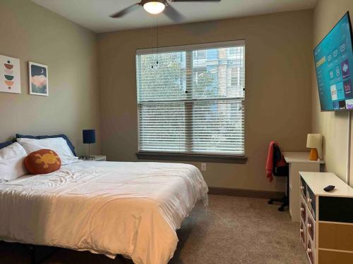 um quarto com uma cama e uma janela em Elite Retreat in Addison Circle em Addison
