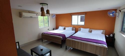 Postel nebo postele na pokoji v ubytování Gitanjali Forest Retreat