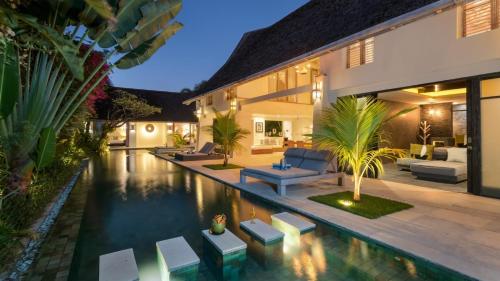 an infinity pool in the backyard of a villa at Casa Mateo Villa in Seminyak