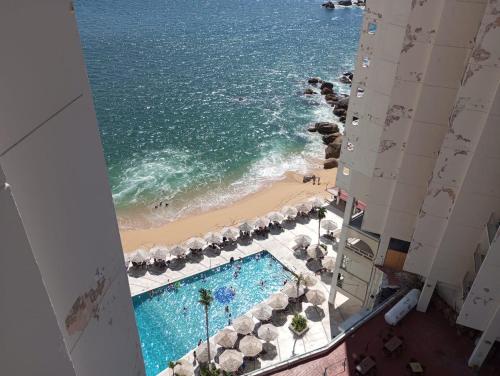 an aerial view of a beach and a swimming pool at Departamento con hermosa vista al mar y acceso a playa, 2 albercas in Acapulco