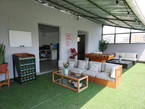 sala de estar con sofá y mesa en Alojamiento San Francisco Preciosas habitaciones con baño privado en Lima