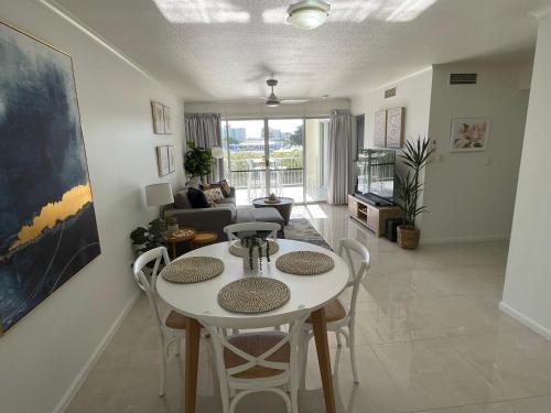 a living room with a white table and chairs at City Riverside Apartment 25 in Townsville