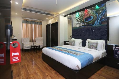 a bedroom with a large bed in a room at Collection O Pearl Blue in Tājganj