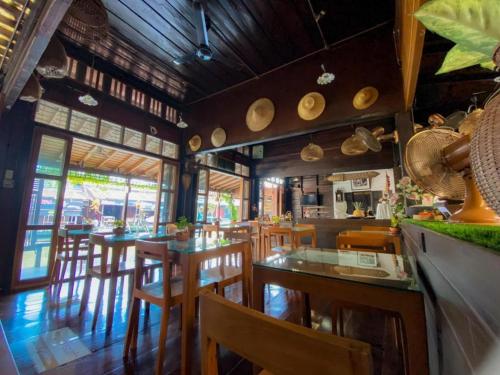 Reštaurácia alebo iné gastronomické zariadenie v ubytovaní Thanicha Resort Amphawa