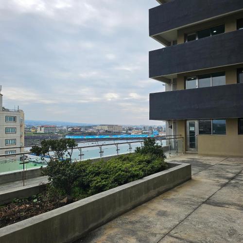 un edificio con vista su una cassa d'acqua di Beautiful Sunset Jejubi House2 a Jeju