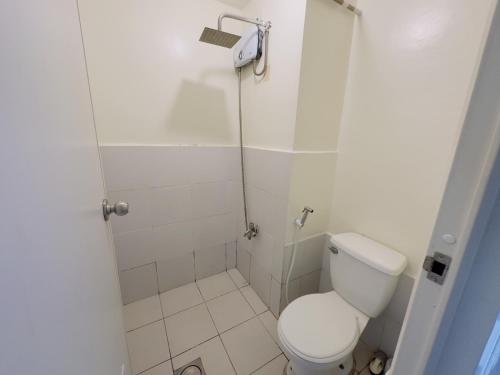uma pequena casa de banho com WC e chuveiro em Hassle Free Check In and Out With Unli WiFi Netflix em Manila