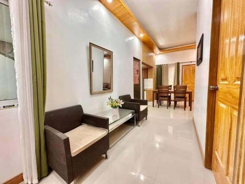 碧瑤的住宿－Baguio transient house，客厅配有沙发和桌子