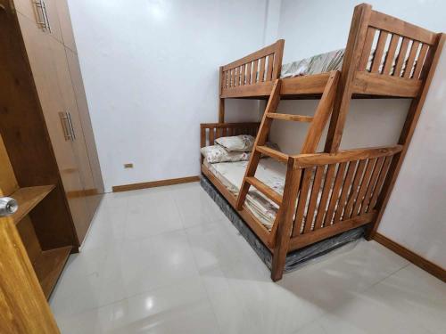 碧瑤的住宿－Baguio transient house，一间卧室配有两张双层床。