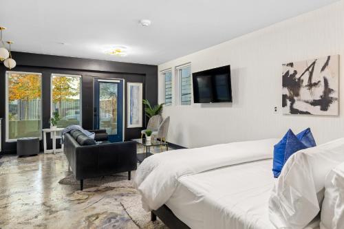 ein Schlafzimmer mit einem großen Bett und ein Wohnzimmer in der Unterkunft Hermetic Heart Of Midtown Semblance King Bed Studio in Atlanta