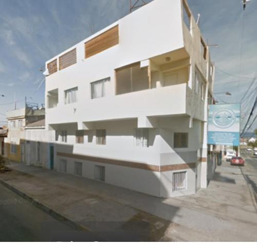 un edificio blanco al costado de una calle en BahiaCaracoles Apart, en Antofagasta
